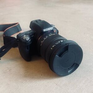 Sony Black DSLR Camera Model SLT A33 w/ large aperture lens, Battery/Charger